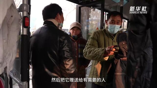 河南郑州:公交车变身“爱心衣橱”