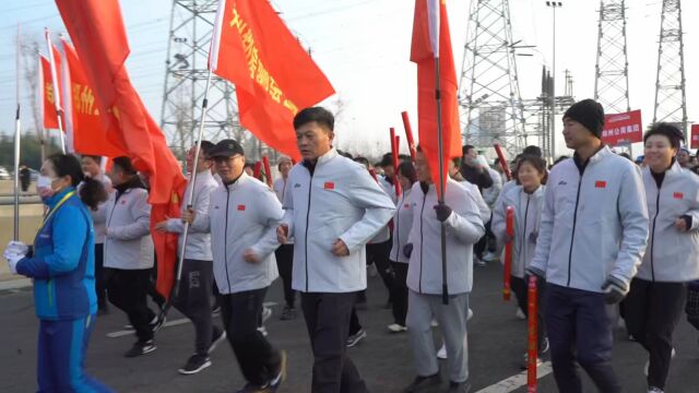 郑州市元旦长跑活动开启,城发集团组5列方队参赛送祝福