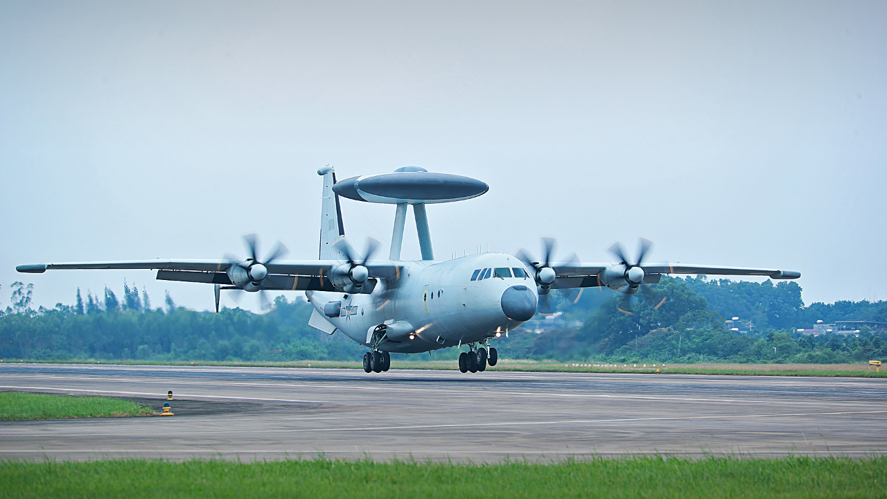 数架预警机快速升空!南部战区海军航空兵锤炼空中预警能力
