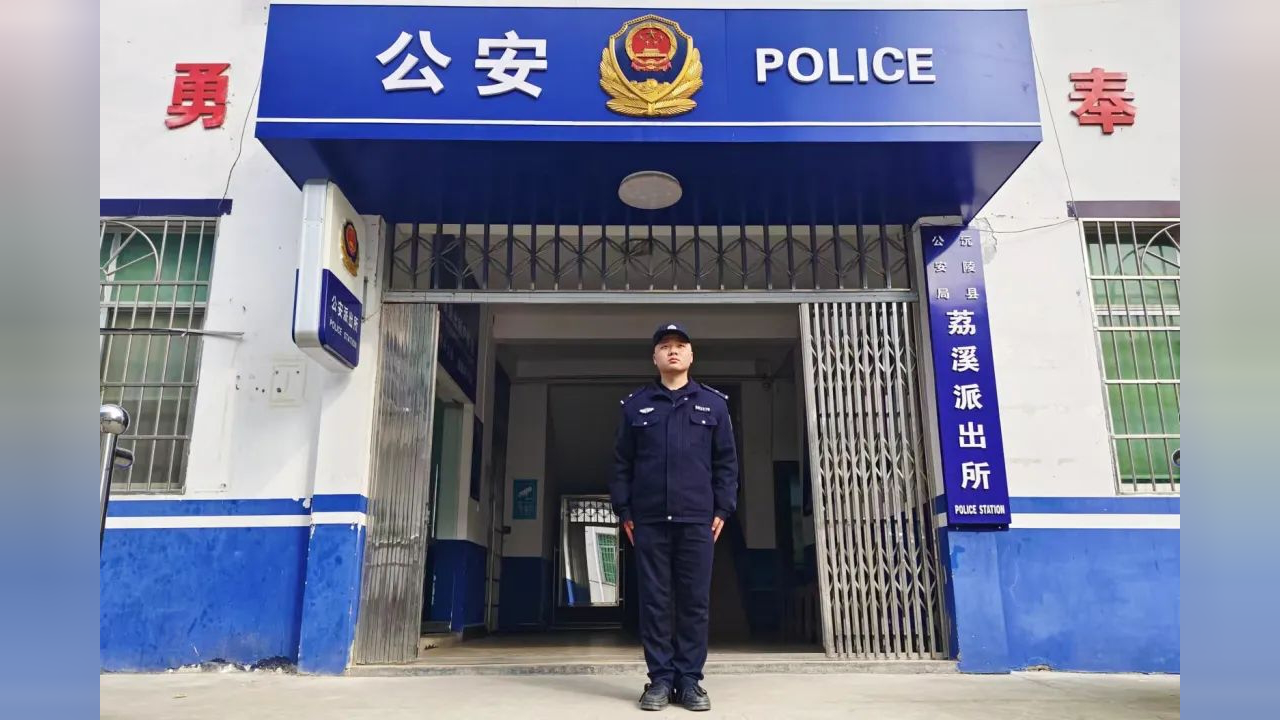 怀化90后派出所民警火场中拎起滚烫煤气罐