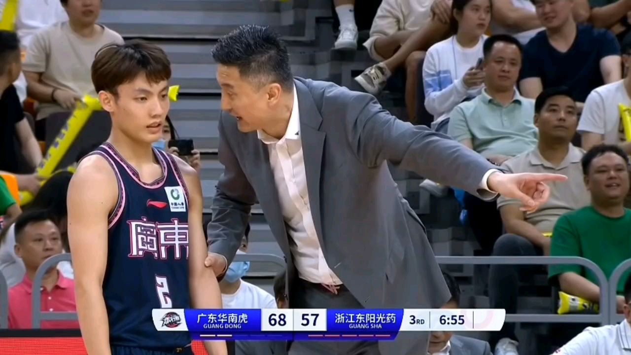 胡明轩徐杰连轰底角三分 杜锋趁对手罚球指导徐中锋