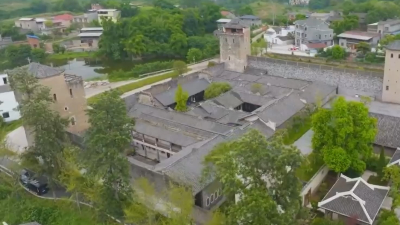 为了保护屈氏庄园,庄园主任采取了一系列防御措施,旁边还有碉楼