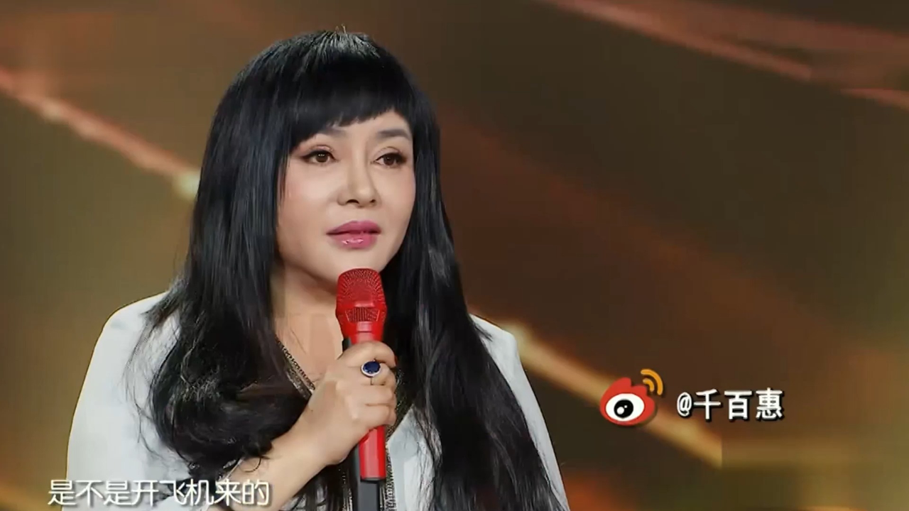千百惠的《走过咖啡屋》,曾发行1800万张磁带,黄国伦现场笑侃