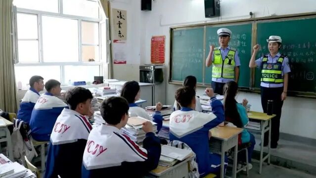 叶城县公安局交通管理大队副教导员王小琳和同事们来到叶城县第六中学