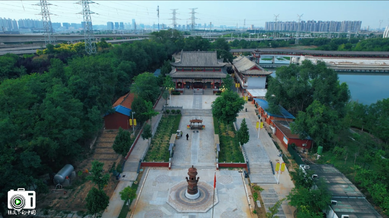 郑州第一古刹法云寺,距今2200年,寺内有棵奇特的千年银杏树