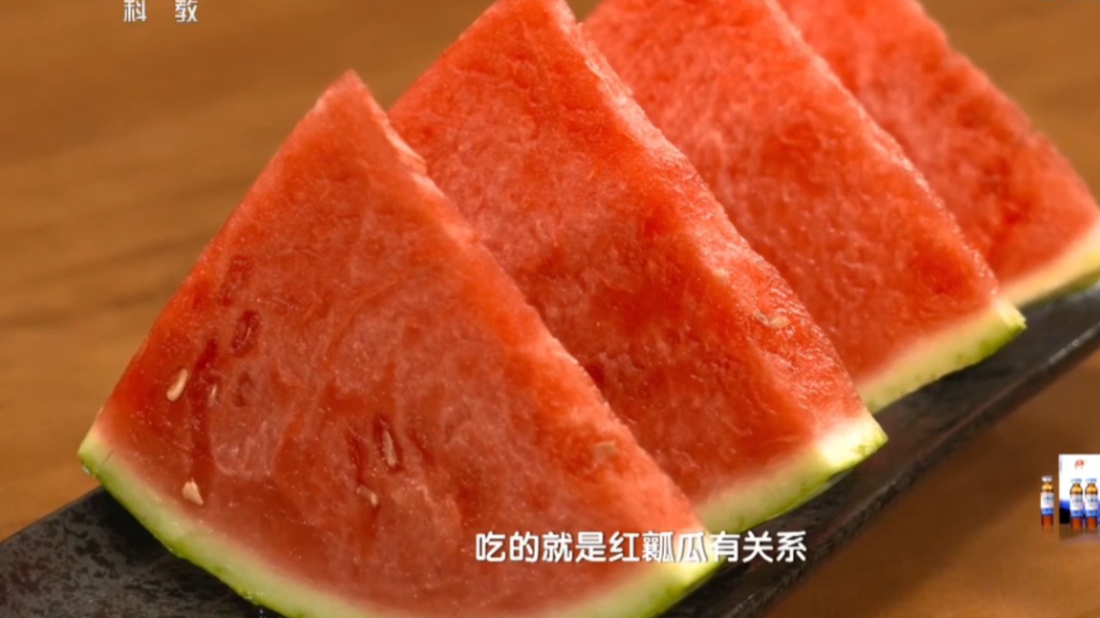 夏天吹着风扇吃西瓜,瞬间回到童年,太幸福了