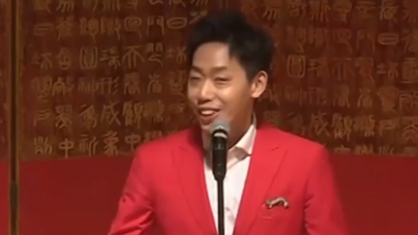 董建春讲述自己的理论,人在密闭情况容易尴尬,现场拿李丁举例