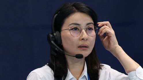 郭晶晶担任裁判长好飒,白衬衫戴眼镜专业又温柔,霍启刚成小迷弟