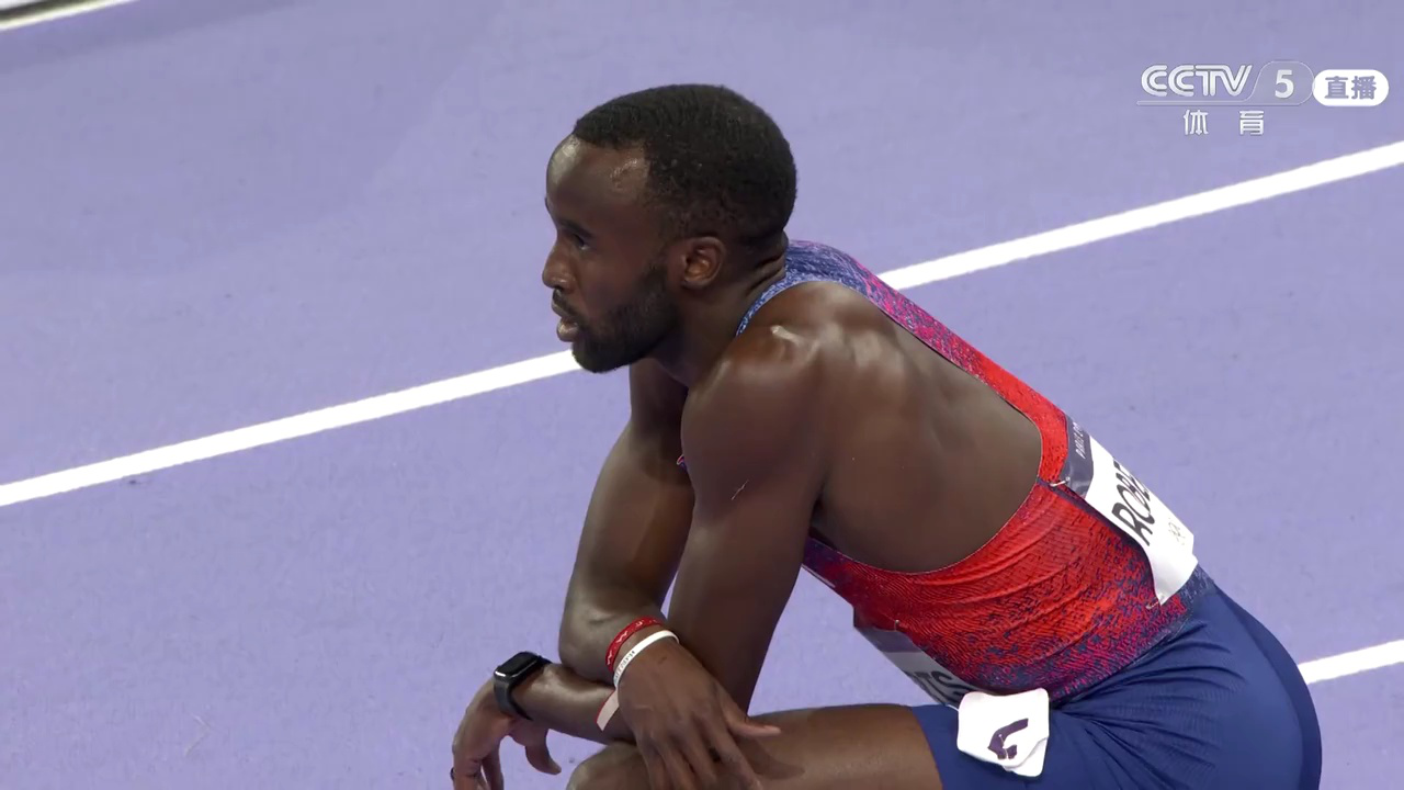 美国选手格兰特·霍洛威12秒99拿下110米栏金牌