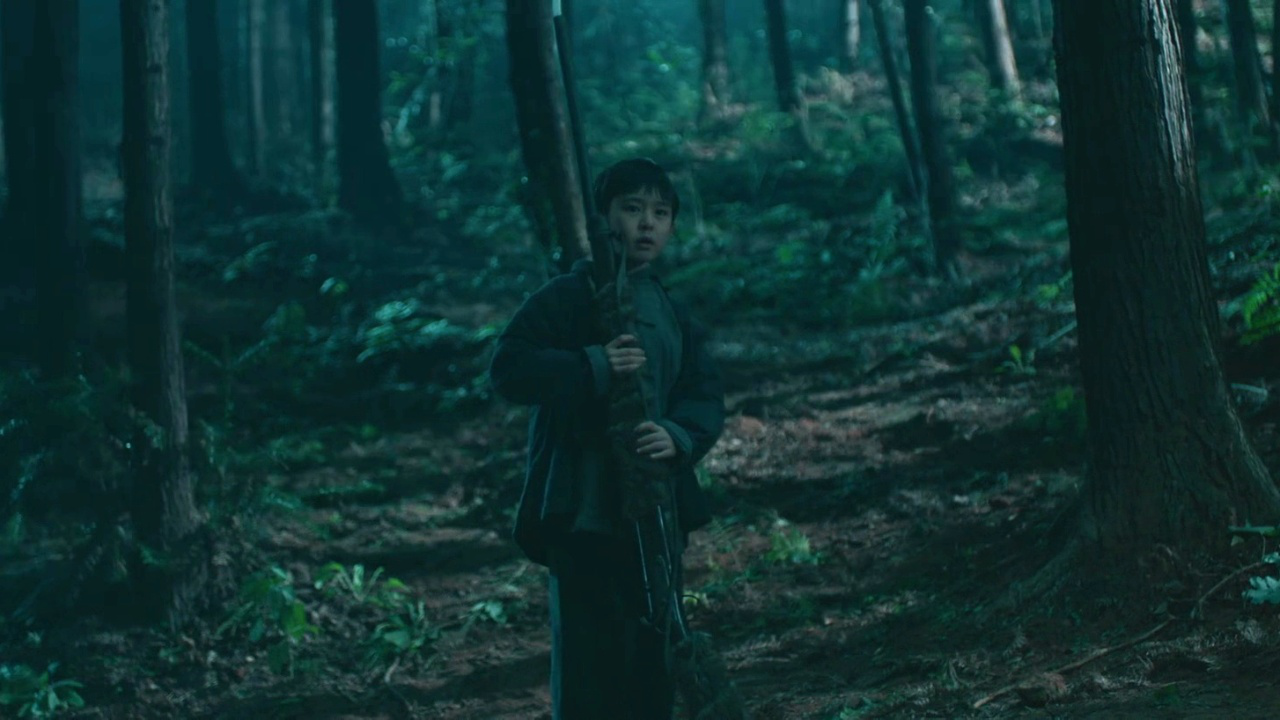 父亲把男孩扔在荒山野岭,等回来时后悔莫及