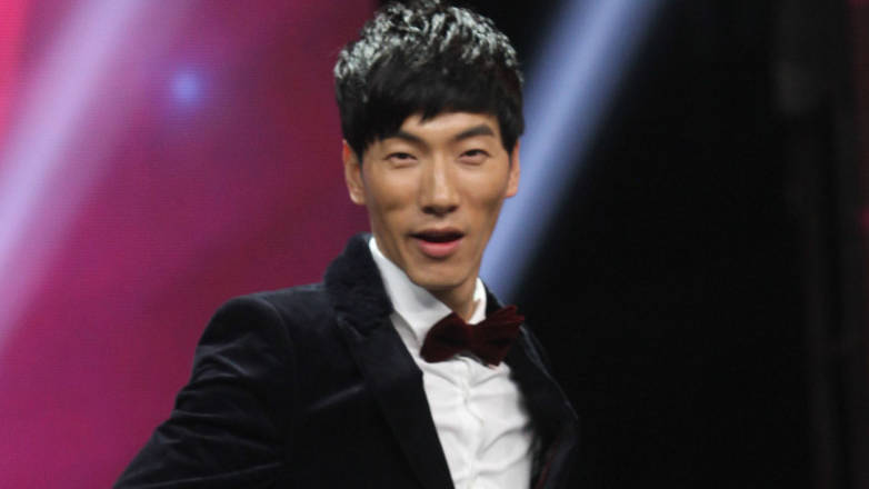 张亮首秀舞蹈携村长带队比拼