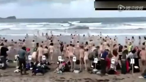 实拍英国男女百人混合裸泳 海水冰冷场面超级壮观
