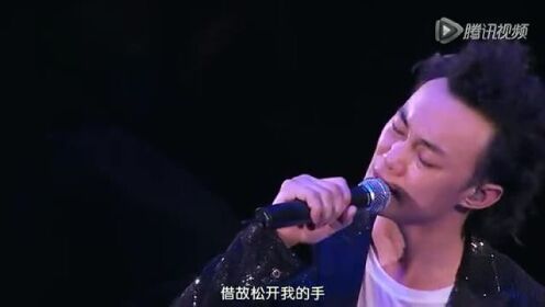 E神演唱会唱《人来人往》 把自己都唱哭了！