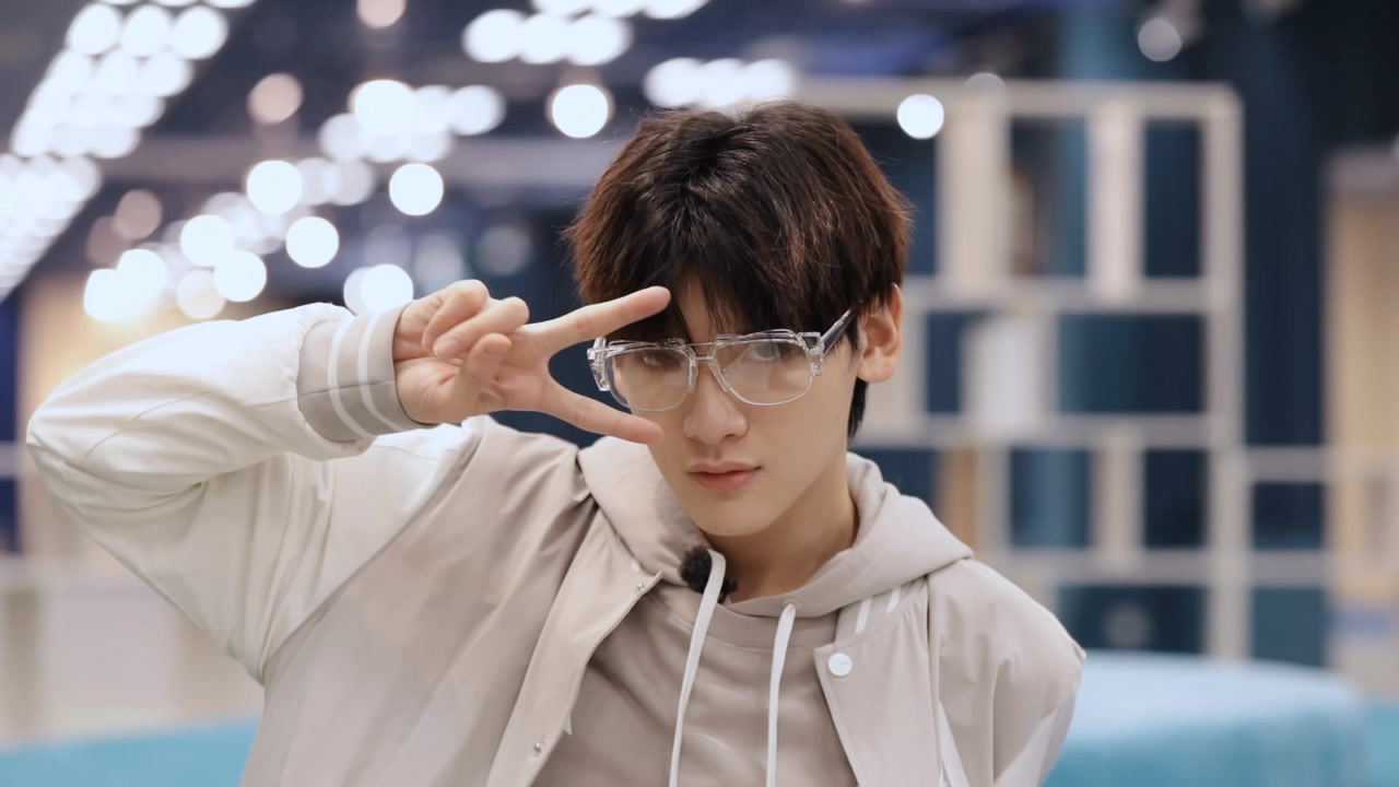 创造营2019翟潇闻vlog今日份快乐源泉翟潇闻搞怪整蛊全宿舍超嘚瑟