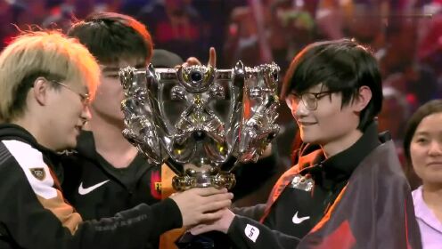 英雄联盟2019世界总决赛捧杯fpx夺冠捧杯时刻凤凰圆梦全队合举奖杯