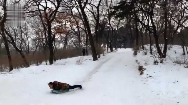 真会玩!东北银滑雪装备靠捡 塑料袋就能滑出门就是溜冰场