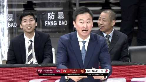 《CBA全场集锦》【得分】硬是凿出一条缝隙 郭昊文迎两人强硬抛投打进
