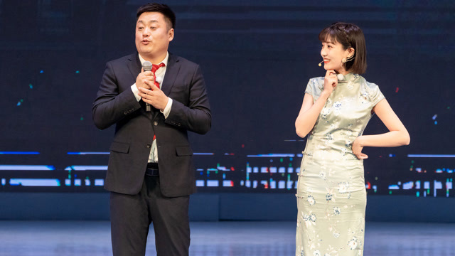 刚被李艺彤旗袍美到,下一秒就被舞蹈笑翻,秧歌版《谁是我的新郎》