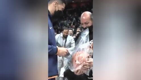 《NBA全场集锦》布克赛后完成球迷一切心愿！签名送礼物与小球迷拥抱