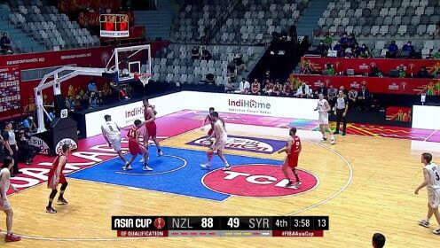 《FIBA》凯里脑后长眼击地回传 亨特顺势起飞抬手上篮