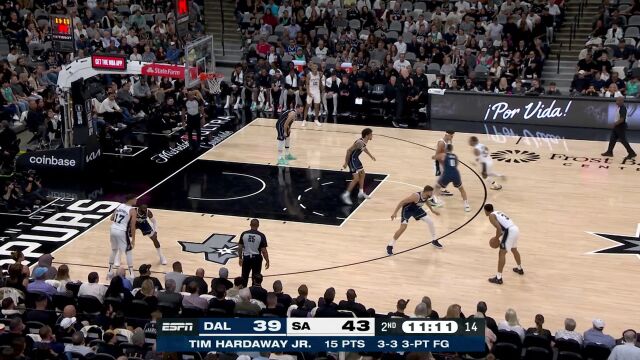 约翰逊完美节奏篮下打进 东契奇篮下虚晃一枪出手以牙还牙