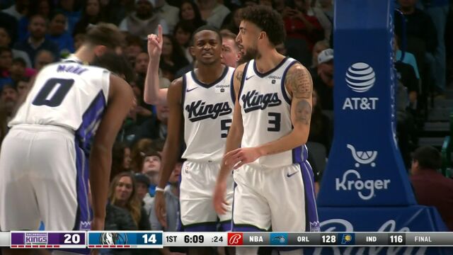 面前全是防守也丝毫不杵 福克斯强硬上篮拿下2+1