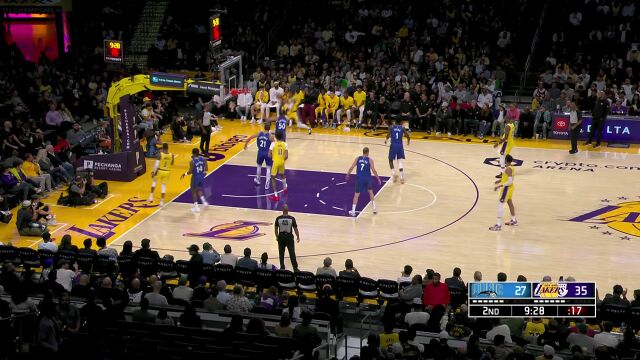 依旧在掌控比赛！老詹命中三分后再送惊艳背传