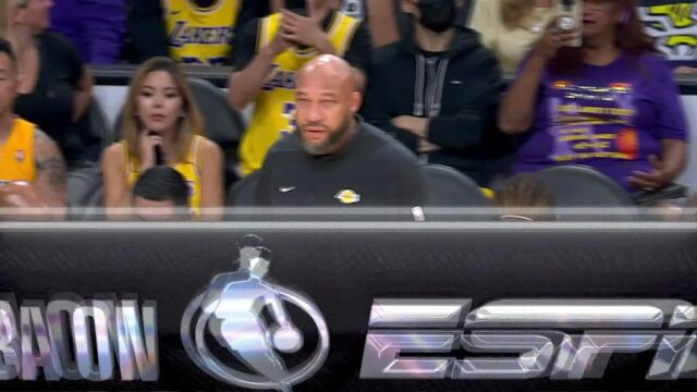 还好平安无事 字母哥突破与浓眉撞在一起双双倒地