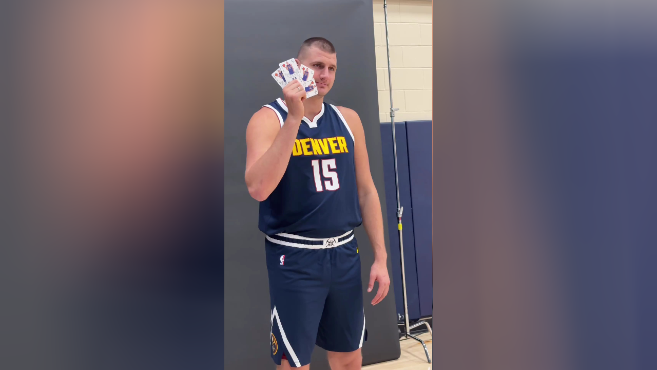 "小丑"约基奇手持扑克牌拍摄定妆照