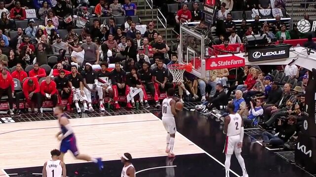 NBA：丝滑！乔治抹进内线拉弓战斧劈扣得手