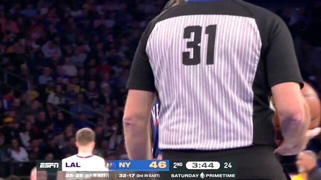 布伦森强杀篮下走上罚球线 场边响起MVP的呼声