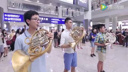 香港青少年管弦乐团在机场快闪演出 2分半开始高燃结尾飙泪