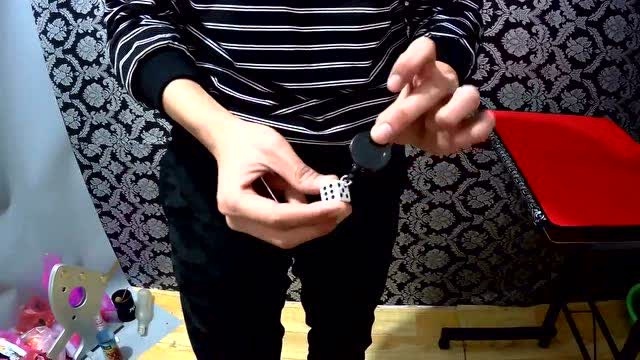 魔术揭秘拍扁骰子不可思议原来这么简单