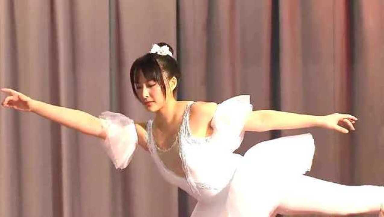 校花上台表演芭蕾，闺蜜偷偷给她吃泻药，台上出糗大发了_高清