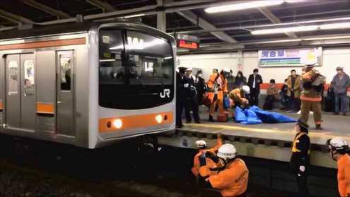 日本地铁有人卧轨自杀 看看日本人的处理方式 值得我们学习