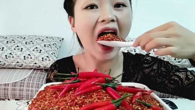 美女干吃辣椒面为了出名真是拼了