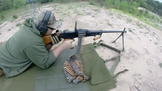 捷克vz59式通用机枪弹链供弹持续射击,后坐力有点控制不住