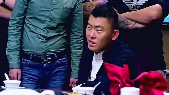 一群黑社會打架黑社會大哥一出場直接嚇得所有人不敢動