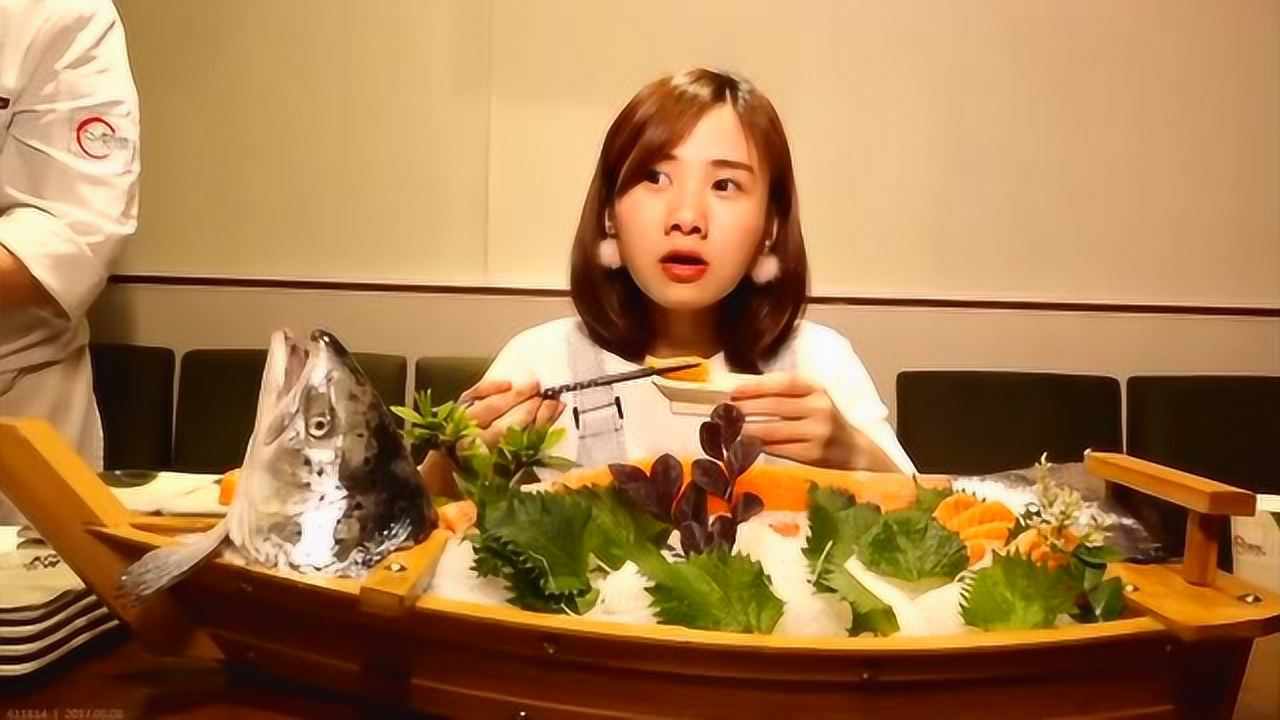 大胃王密子君吃三文鱼刺身,厨师现场制作火烤三文鱼寿司!