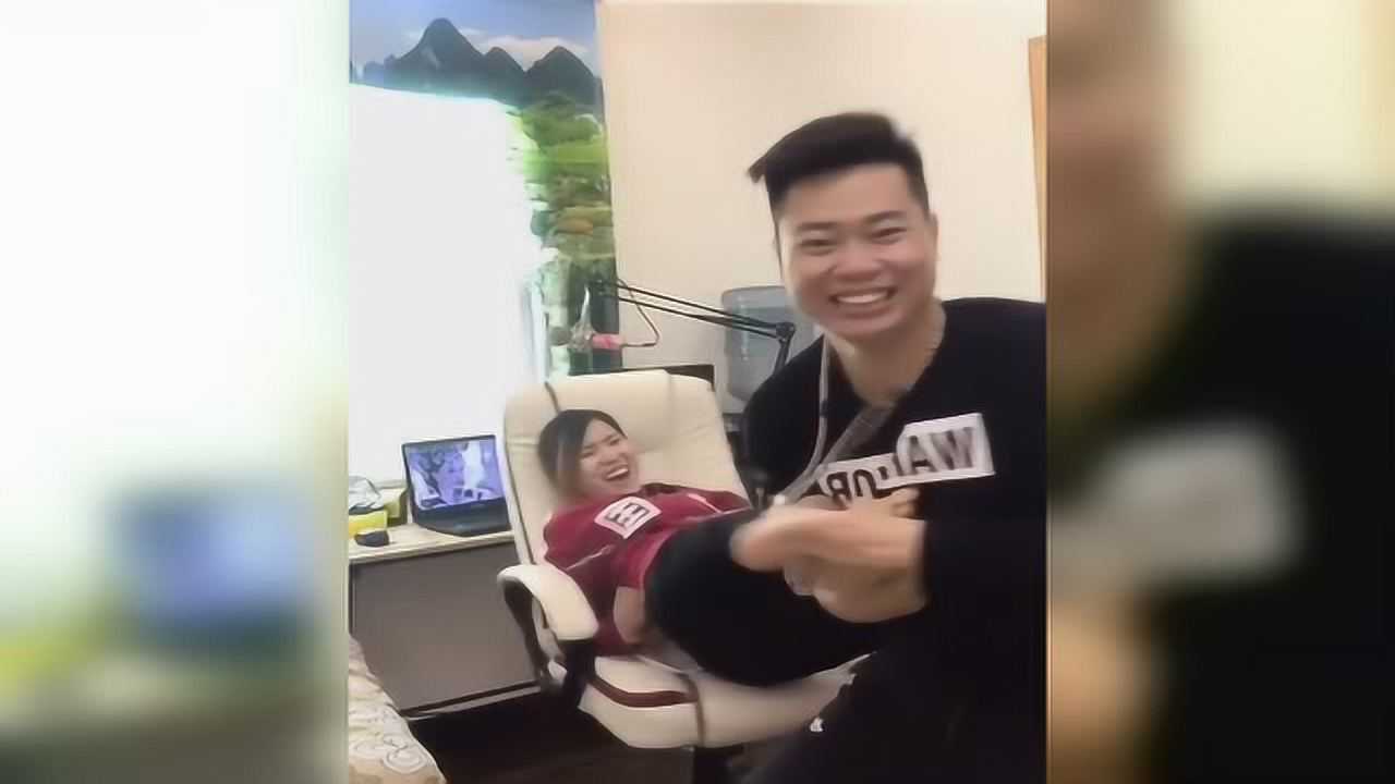 小伙恶搞女友挠脚心，隔着屏幕都能感觉到特别的酸爽_腾讯视频