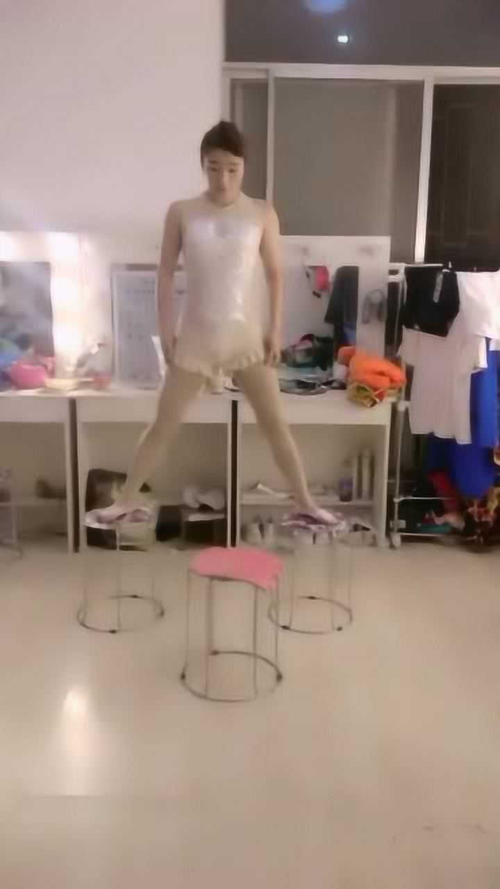 美女秀超牛一字马！双脚撑凳悬空玩劈叉_腾讯视频