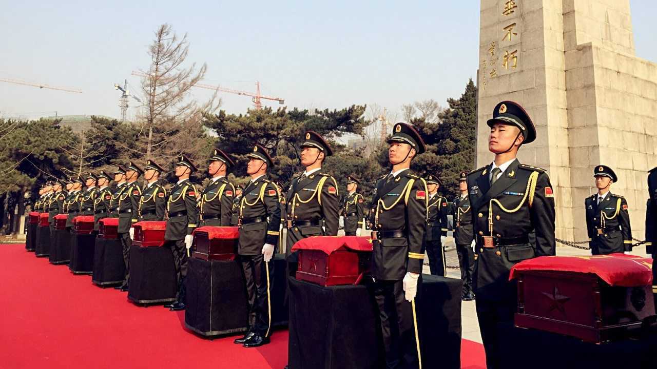 志愿军烈士遗骸回国安葬家属泣不成声