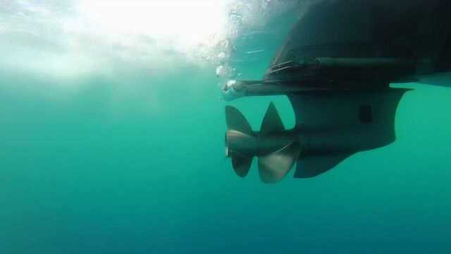 水下实拍快艇发动机启动瞬间螺旋桨是如何工作的