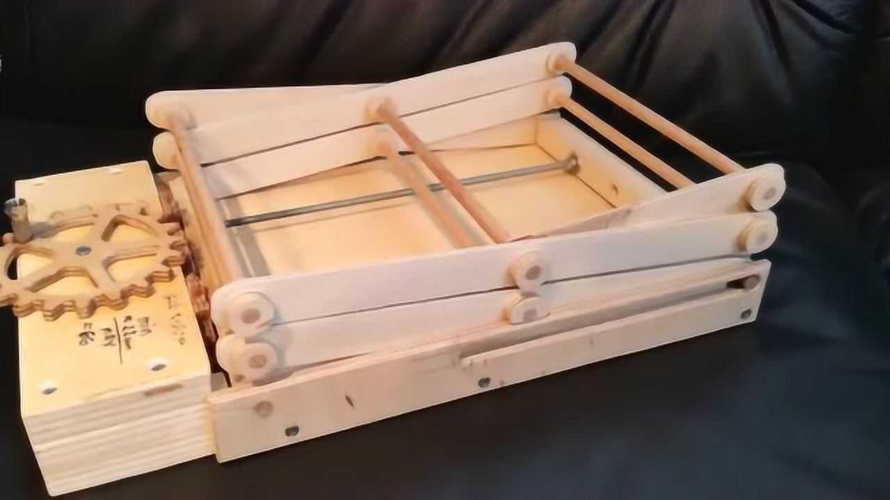 牛人用木质齿轮传动自制的剪刀式升降机,太好玩了_腾讯视频