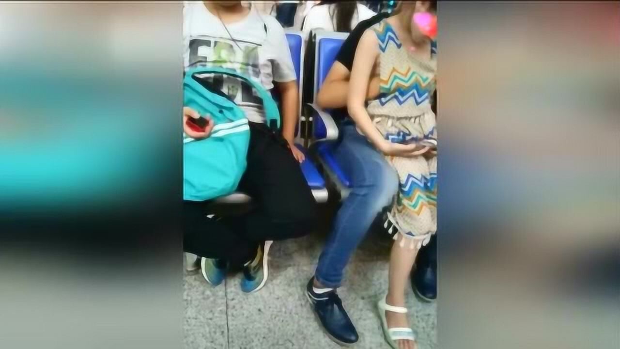 南京南站一男子涉嫌当众猥亵女童警方已介入_高清