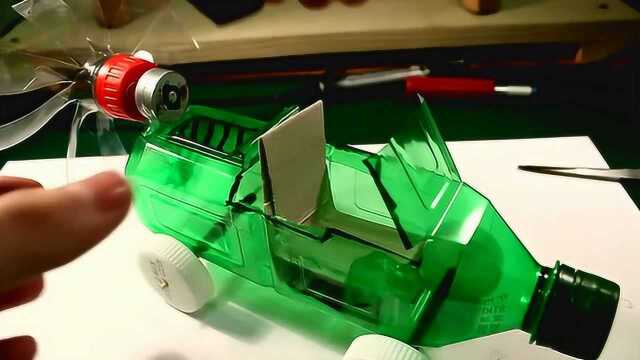 用矿泉水瓶子做的小车可以水陆两栖