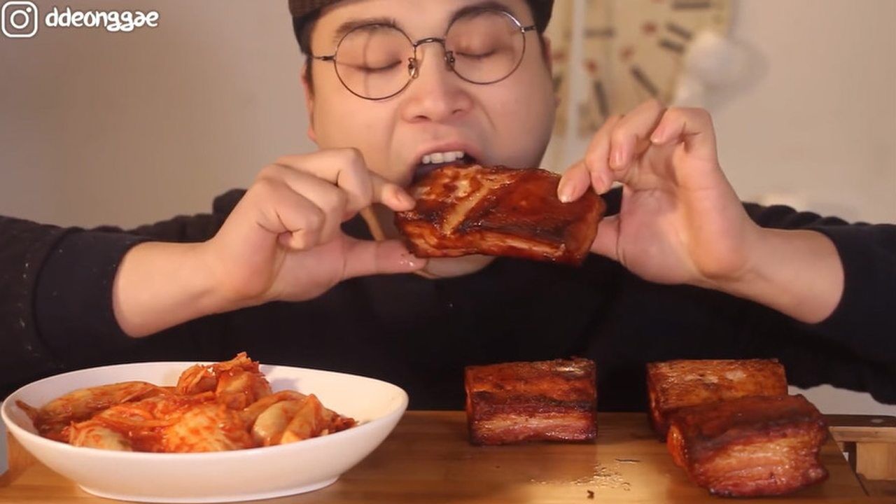 韩国吃播:大胃王胖小哥今天吃美味的bbq五花肉 还有咀嚼音哦