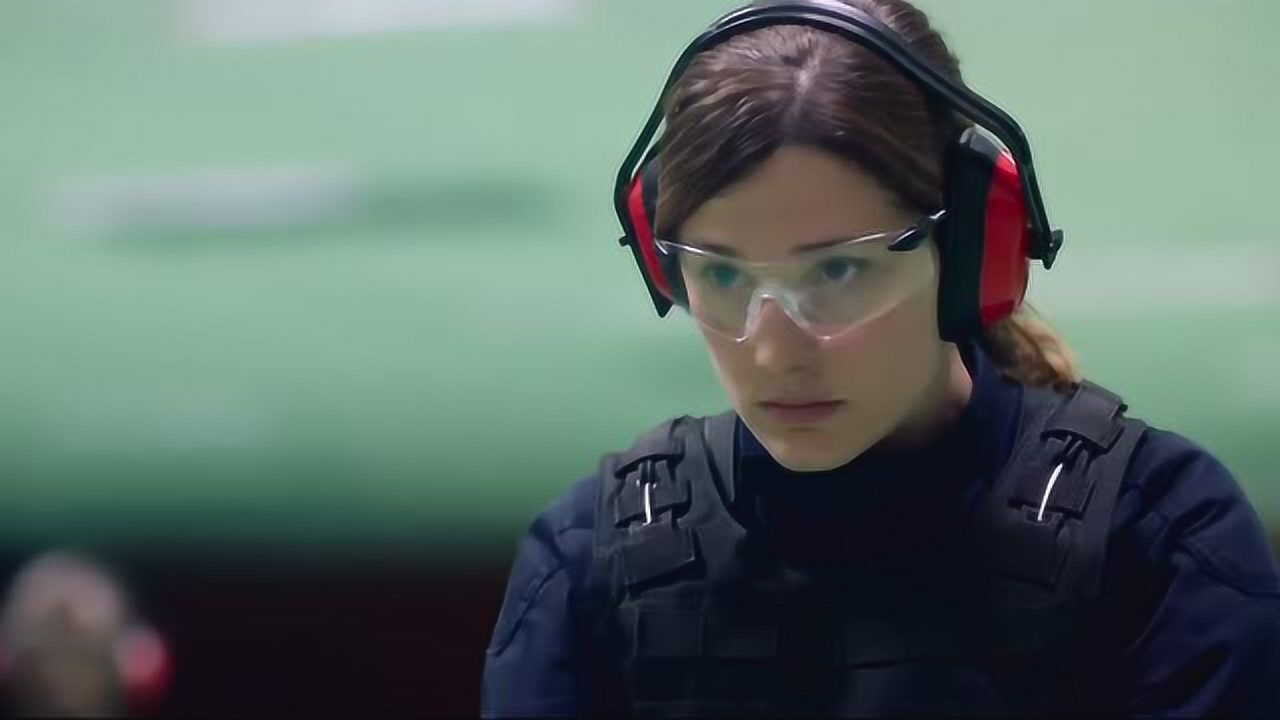 女汉子警察这样练习打靶这个动作长官赶紧捂裆