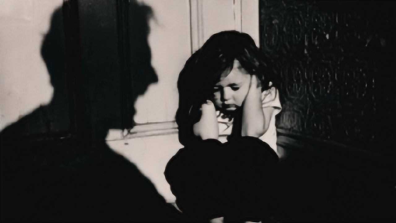 掌律：幼女被性侵10年，生母毫不知情，该当何罪_腾讯视频