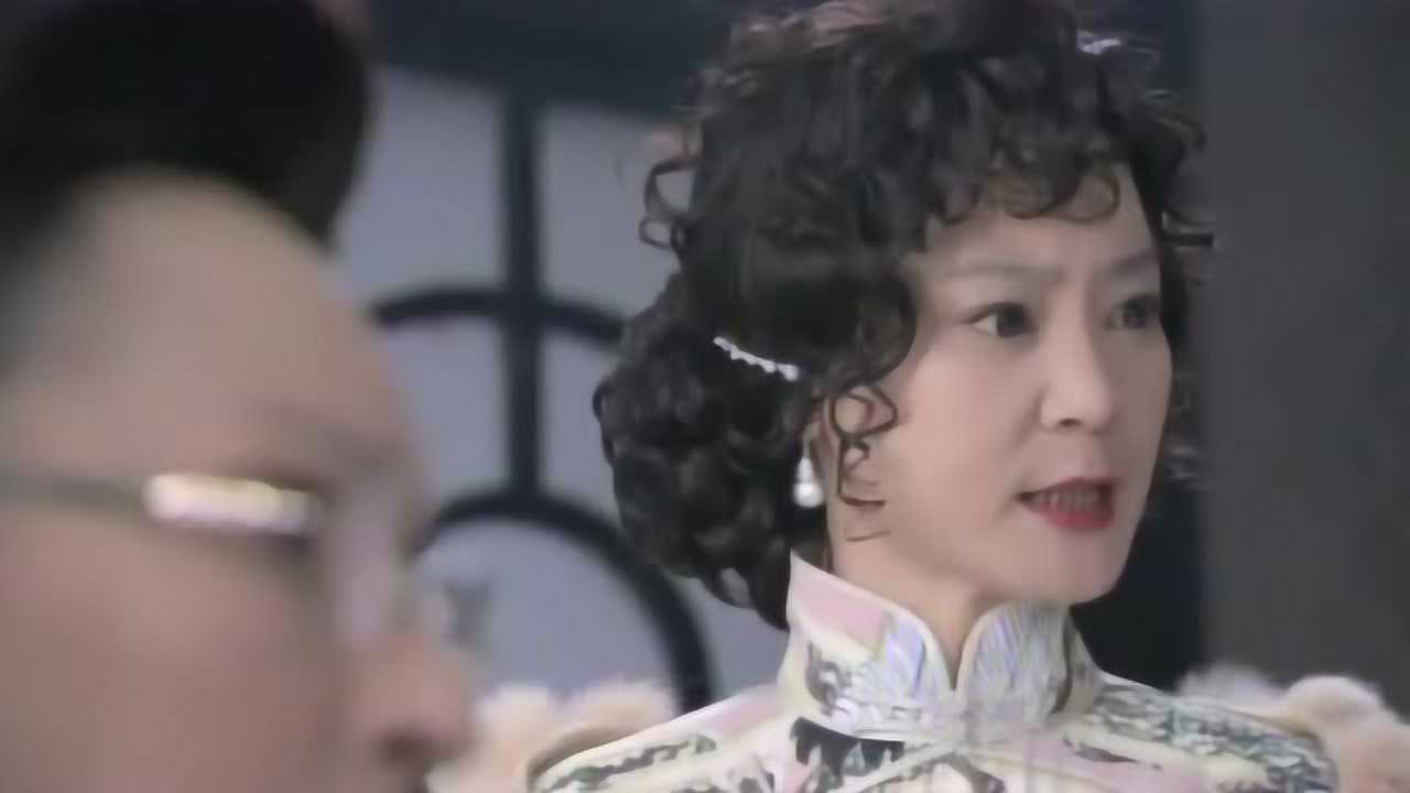 继母维护自己孩子惩罚女孩，要她跪地认错_高清